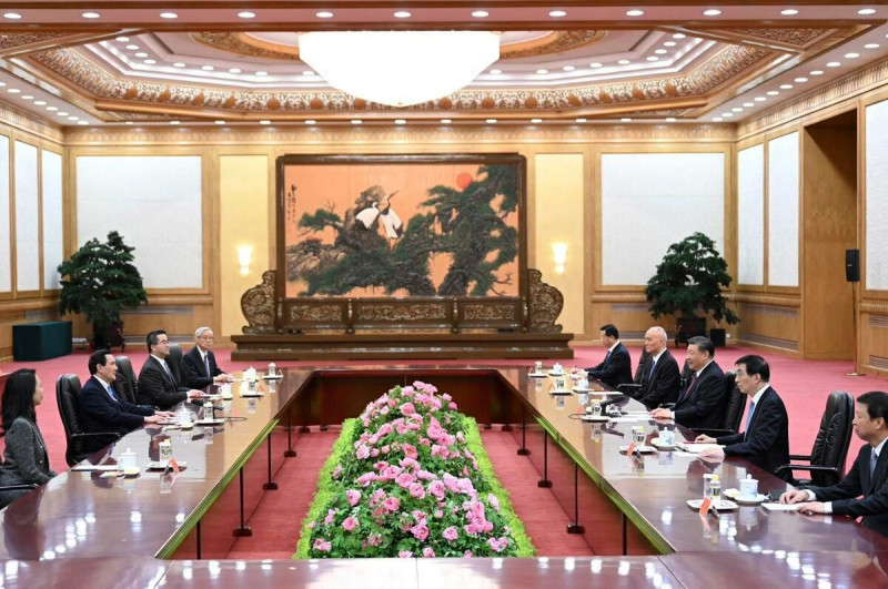 前總統馬英九（左二）與中國領導人習近平（右中）會面，被指代習近平傳話國民黨。   圖：翻攝自馬英九臉書