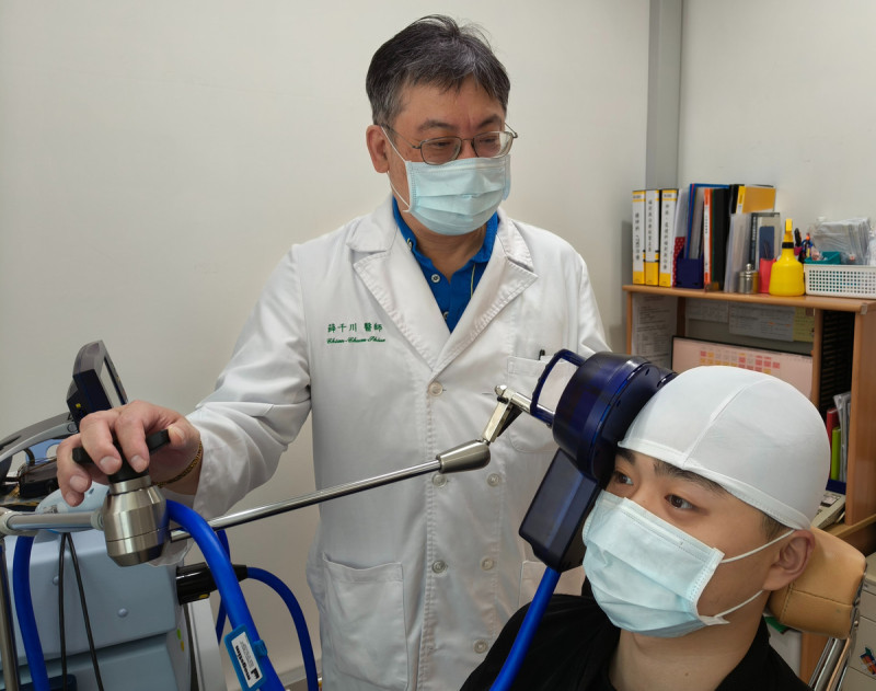 薛千川醫師呼籲失語症患者應把握黃金治療期，而發病超過一年以上的患者需積極參與   圖：恩主公醫院／提供