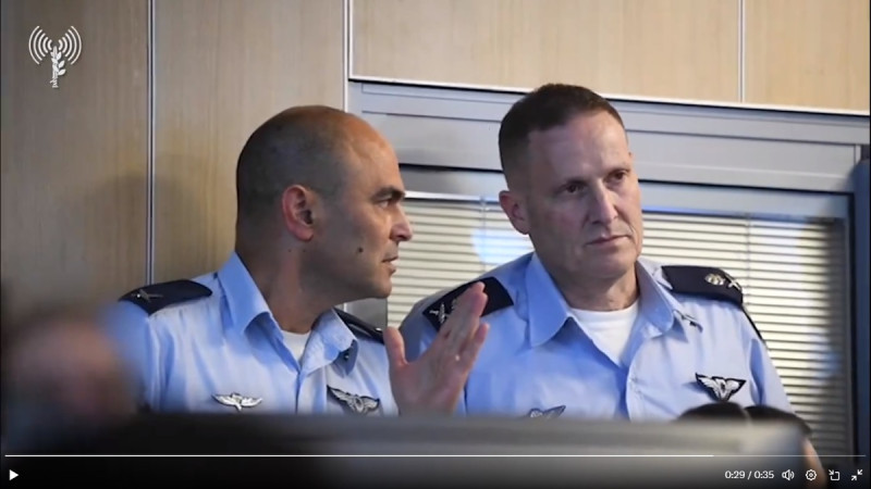 伊朗發動導彈與無人機的襲擊時，以色列空軍的控制室內，軍官們嚴肅的相互交談。   圖：擷取自 @manniefabian X 分享影片