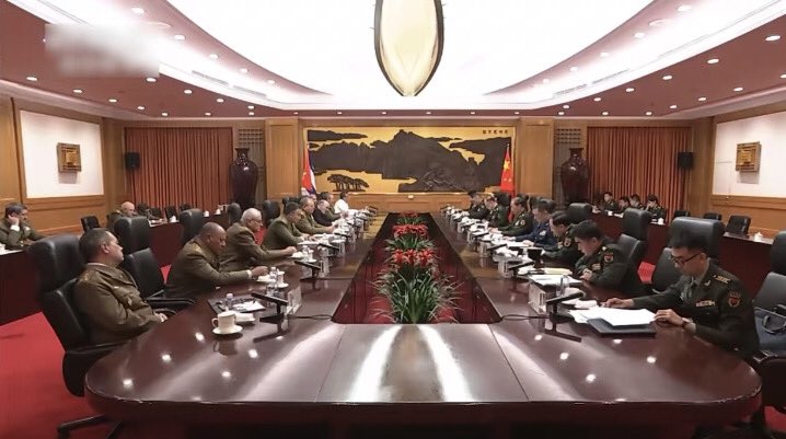 中國軍委副主席何衛東於 15 日會面古巴革命武裝力量政治部主任羅霍，承諾中國會繼續支持古巴軍隊的建設與發展。   圖：翻攝自 @Annie11128 X 帳號