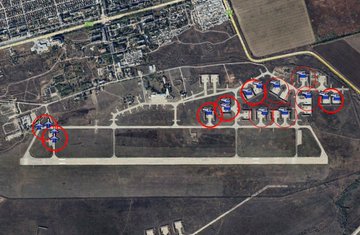 推主「 Ukraine Battle Map 」分析占科伊空軍基地遭攻擊的地點，整理出俄軍12架戰鬥直升機可能遭毀。   圖：翻攝自 @ukraine_map X 帳號