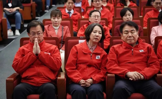  當地時間4月10日，韓國國民力量黨議員關注國會選舉最新民調統計。 圖 : 翻攝自視覺中國 