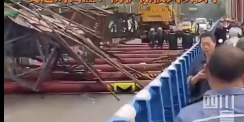 重慶也傳出橋上鐵架倒塌事件，重慶長壽區交通局回應「長江大橋上大量鐵架倒塌」:防護棚被風吹倒，目前交通中斷，正在搶修。   翻攝自 網友影片截圖