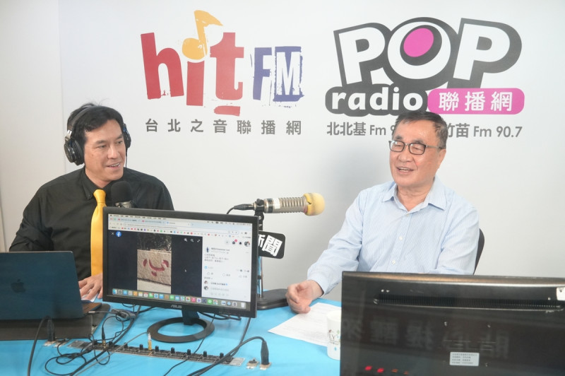 台北市副市長李四川（右）接受廣播主持人黃暐瀚（左）專訪。   圖：《POP撞新聞》製作單位 / 提供