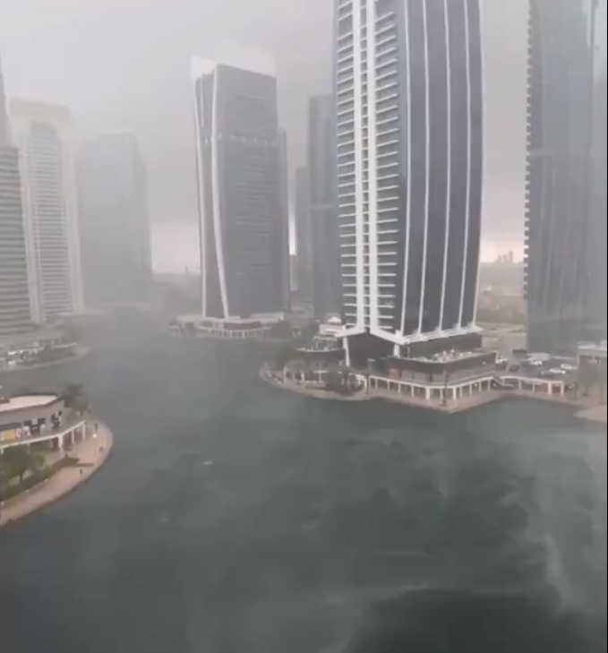 阿拉伯聯合大公國經濟中心杜拜，近期發生大洪水。   圖：翻攝自大變活人 X（前推特）帳號
