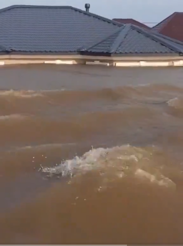 杜拜發生洪水，有房子幾乎被洪水所吞沒，只露出屋頂。   圖：翻攝自大變活人 X（前推特）帳號
