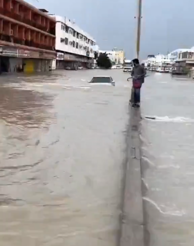 杜拜發生洪水，在馬路上行駛的車子，幾乎要完全淹入水中。   圖：翻攝自大變活人 X（前推特）帳號