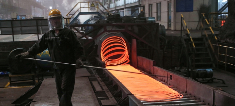 中國工人在鋼鐵產品的生產線上。   圖 : 翻攝自力報