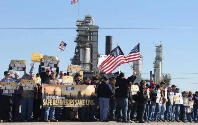  美國鋼鐵工人聯合會 ( USW ) 要求提升工人工資與保障工作權。 圖 : 翻攝自搜狐 