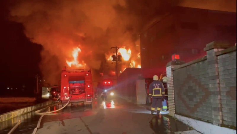 新北市淡水區小中寮一處泡棉工廠於昨（18）日深夜10點左右傳出火警。   圖:陳偉杰臉書