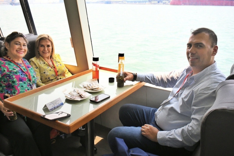巴拉圭參議院訪團搭乘文化遊艇瞭解高雄亞灣區建設。   圖：高雄市行國處/提供
