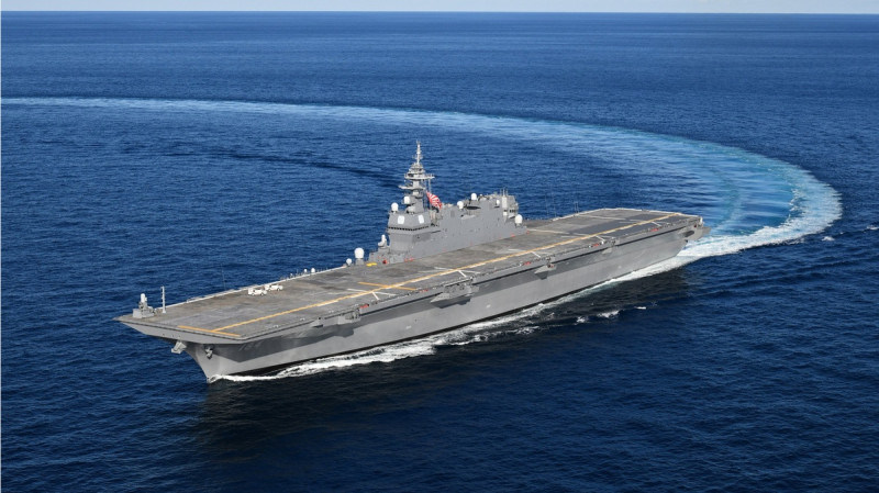 日本海上自衛隊宣布，將會派遣包含「出雲號」、「加賀號」在內的六艘船艦參與美軍舉辦的「 IPD24 」演習。圖為已經完成第一階段改裝的加賀號。   圖：翻攝自 @jmsdf_pao_eng X 帳號