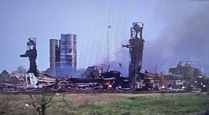位於俄羅斯佔領克里米亞地區的揚科伊空軍基地 17 日遭烏克蘭導彈攻擊，包含戰機、導彈系統與雷達系統都遭摧毀。   圖：翻攝自 @Foscari1991 X 帳號