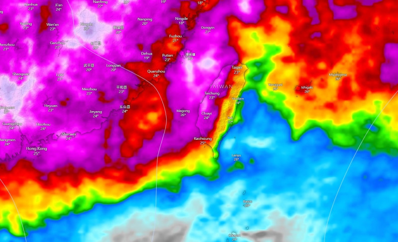 《台灣颱風論壇｜天氣特急》公布未來10天總降雨分布，可以看到鋒面到來時，一半的台灣將紫爆。   圖：取自《台灣颱風論壇｜天氣特急》