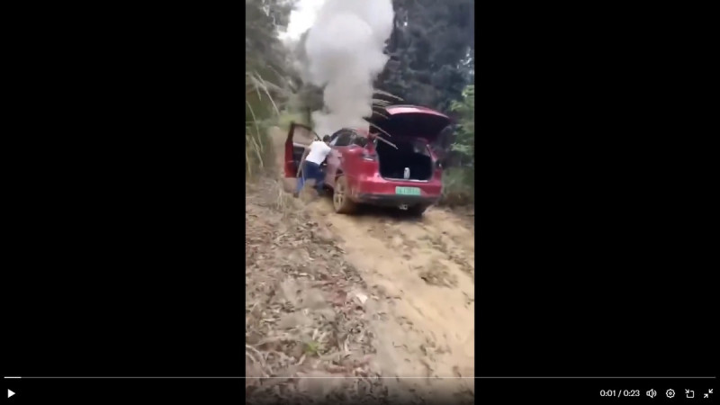 比亞迪電動車開上山路，因行駛泥地多次打滑導致電池過載發生起火事故。   圖：擷取自 @LUOXIANGZY X 帳號分享影片