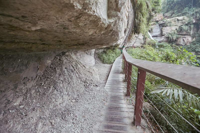 「竹坑溪步道」可欣賞峽谷與瀑布的壯麗景觀。   圖：嘉義縣政府／提供