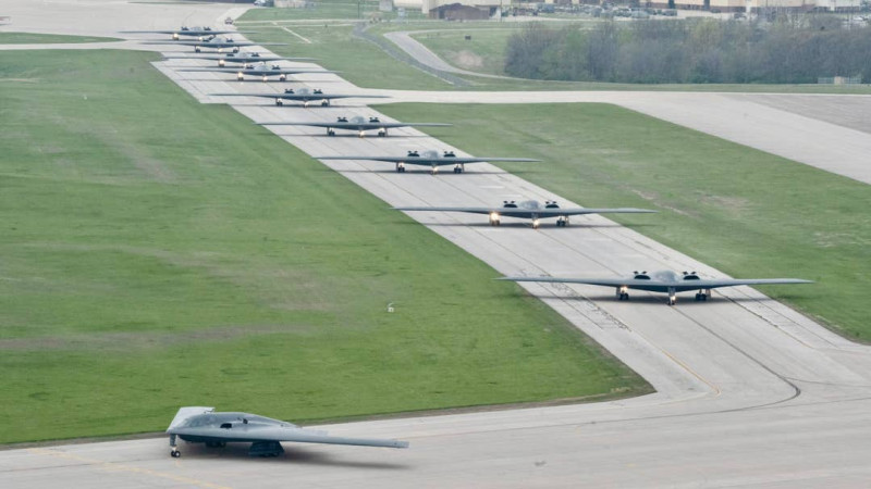 2024 年4 月15 日，在密蘇裡州懷特曼空軍基地跑道上，12 架 B-2A 幽靈隱形轟炸機排排站的畫面，宛如大象跳舞。   圖：翻攝自 Ｘ（前推特）@Aurora107E