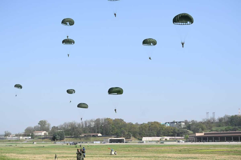 韓美特種作戰部隊在南韓京畿道烏山空軍基地實施聯合空中滲透演練。   圖：翻攝「X」@US_SOCKOR