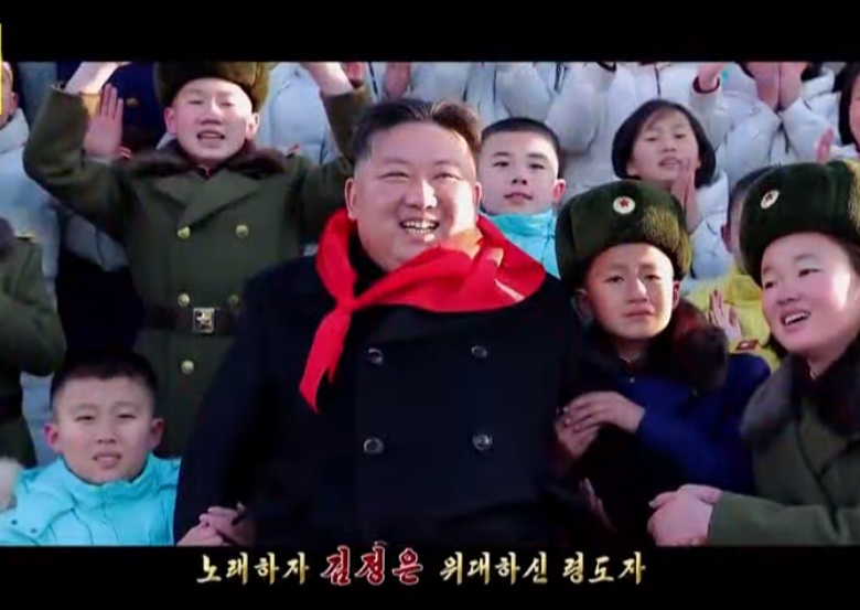 北韓官媒《朝鮮中央電視台》MTV歌頌最高領導人金正恩，將金正恩稱作「親切的父親」。   圖：翻攝網路