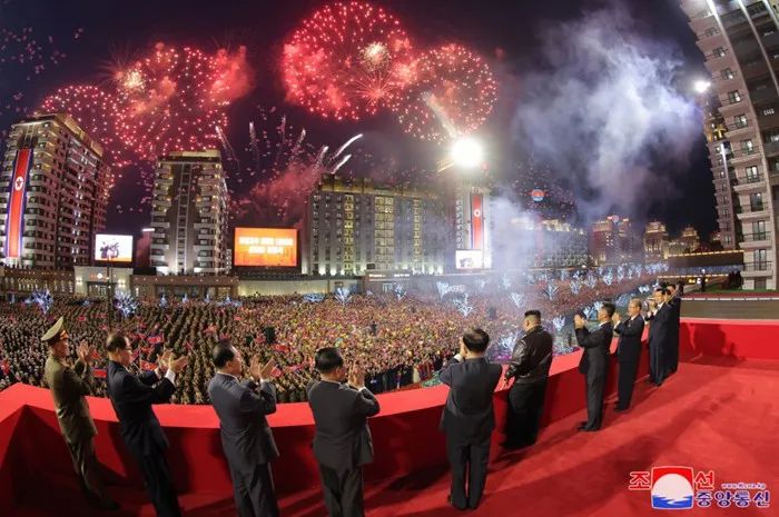 北韓10000套新宅竣工儀式，宛如嘉年華會。   圖：翻攝朝中社