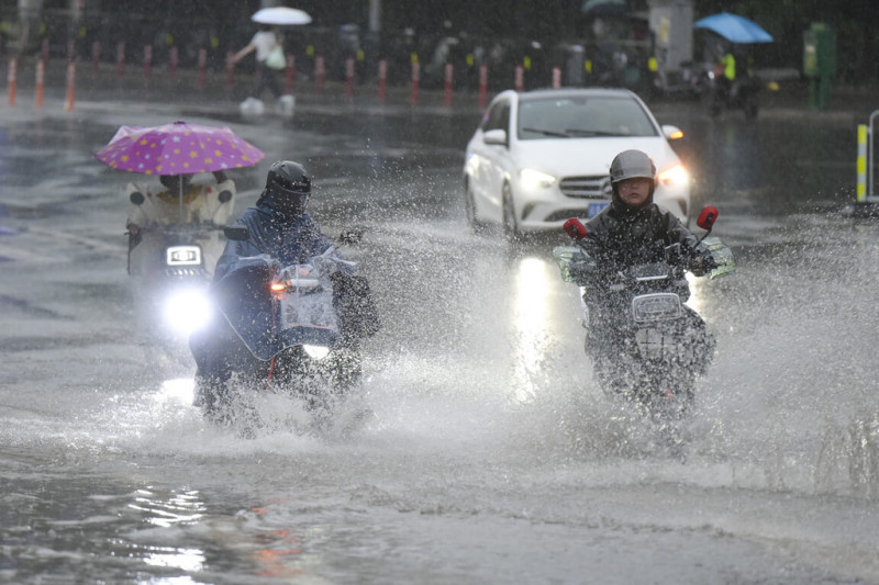 中國南方多地連日降下暴雨，截至20日下午已有30條河流出現超過警戒線的洪水。圖為20日，廣東省廣州市持續降下暴雨，街道低窪處出現積水。   圖：中新社提供
