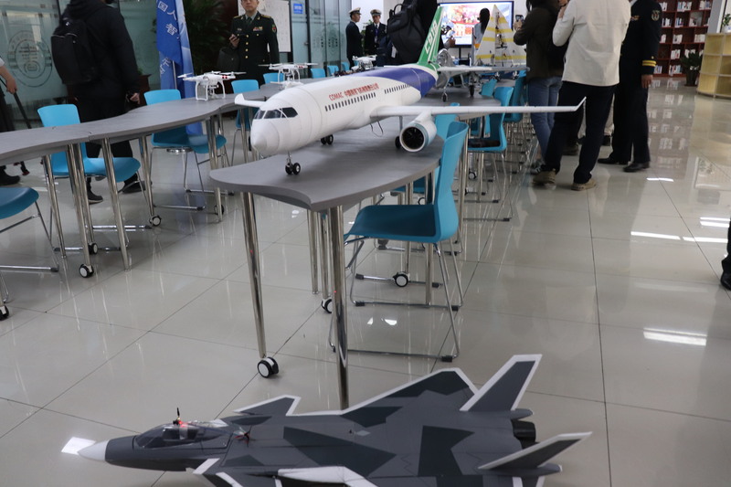 中共海軍潛艇學院電子閱覽室的創新實驗區擺放學生製作的遙控模型飛機與飛機模型。下方為該院學生製作的殲－20遙控模型飛機。   圖：中央社