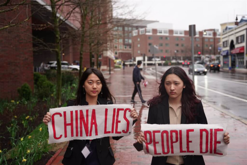 中國駐美大使謝鋒20日在哈佛大學演說，台裔美籍學生吳亭樺（左）與來自西藏的哈佛學生發起抗議。   （抵抗中共學生聯盟提供） 中央社記者石秀娟華盛頓傳真 113年4月22日