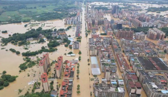 中國廣東近期發生洪災，整個城鎮被淹沒在水中。   圖：翻攝自老司機 X（前推特）帳號