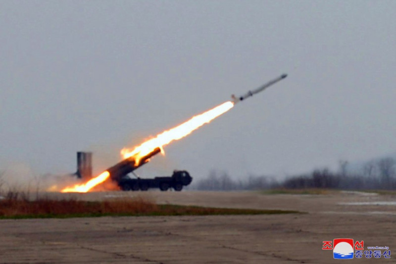 北韓22日下午再射導彈。圖為19日進行「箭矢-1丁-3」型戰略巡航飛彈超大型戰鬥部威力試驗。   圖：翻攝朝中社