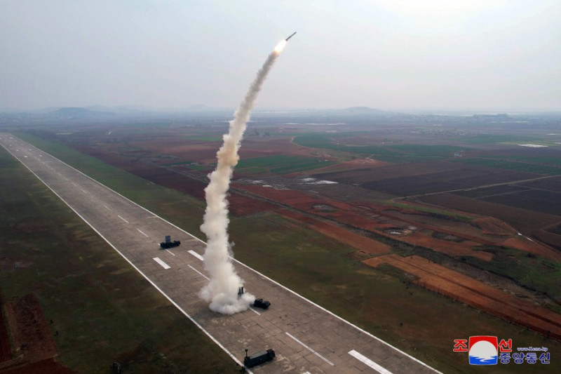 北韓22日下午再射導彈。圖為19日進行新型防空飛彈「流星-1-2」型試射。   圖：翻攝朝中社