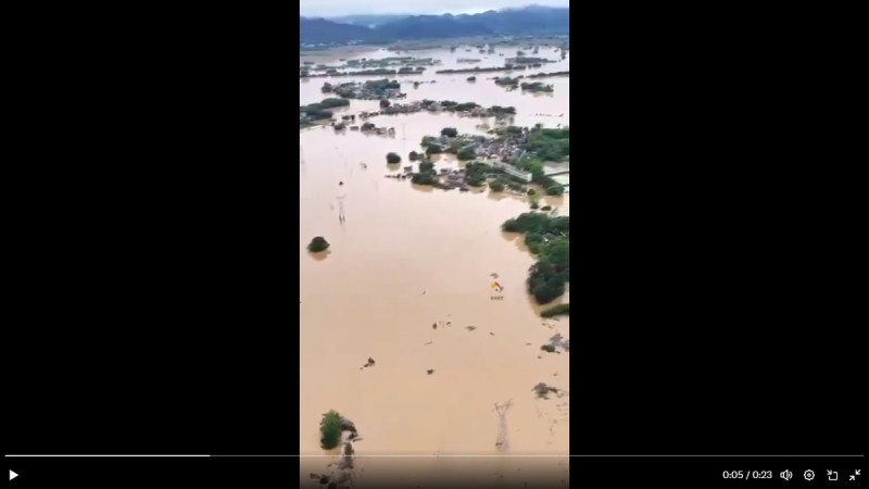 中國南部地區近期連日遭受暴雨侵襲，廣東省多處農田、村路被大水淹沒。   圖：擷取自 @AudriePellegri1 X 分享影片