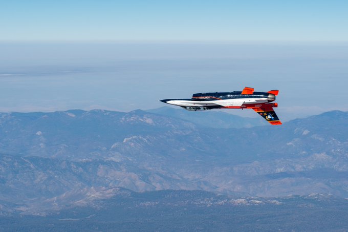 美國空軍在 X (前推特)證實，已經成功實現全球範圍內首次由真人駕駛的 F-16 戰機與 AI 控制的 F-16 戰機進行空中纏鬥的演習。   圖：翻攝自 @usairforce X 帳號