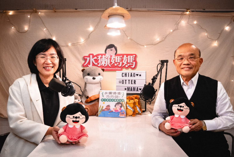 蘇貞昌、蘇巧慧父女聯手在podcast頻道《水獺媽媽巧巧話》說故事。   圖：蘇巧慧辦公室提供