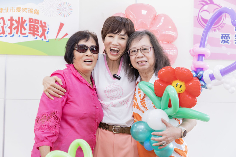 新北市愛笑瑜伽協會創會理事長王淑芳帶著自己的媽媽與婆婆一同參與愛笑俱樂部。   圖：新北市愛笑瑜伽協會／提供