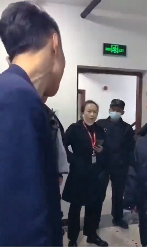 有男子手握菜刀，與闖入住宅的中國警察對峙。   圖：翻攝自雪柔 X（前推特）帳號