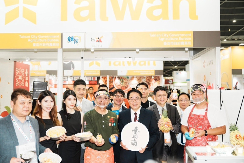 黃偉哲與台南參展廠商以及兩位主廚一起為台南攤位開幕揭開序幕。   圖：台南市政府提供