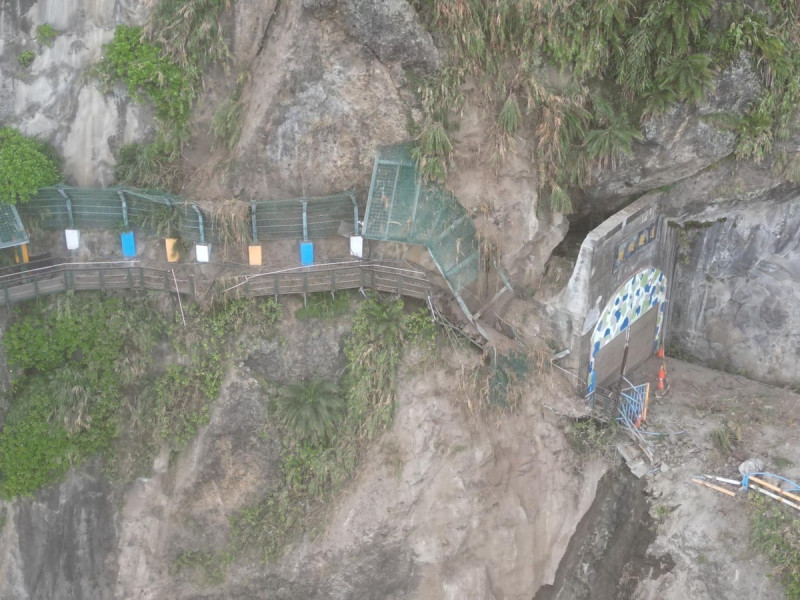花蓮豐濱的景點「親不知子海上古道」嚴重損毀，入口處被掩埋。   圖：取自豐濱鄉公所臉書