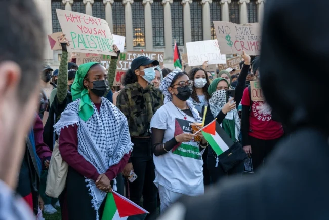 美國多所大學爆發抗議示威活動。抗議者表示，需對巴勒斯坦地區給予支持，並呼籲加薩走廊停火，高喊反猶太主義。   圖：翻攝自 @sohfangwei X 帳號