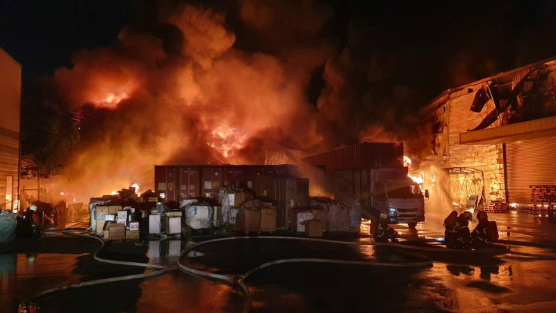 電器品牌「大家源家電」位在屏東縣萬丹鄉的倉庫23日晚間發生火警。   圖：屏東縣消防局提供