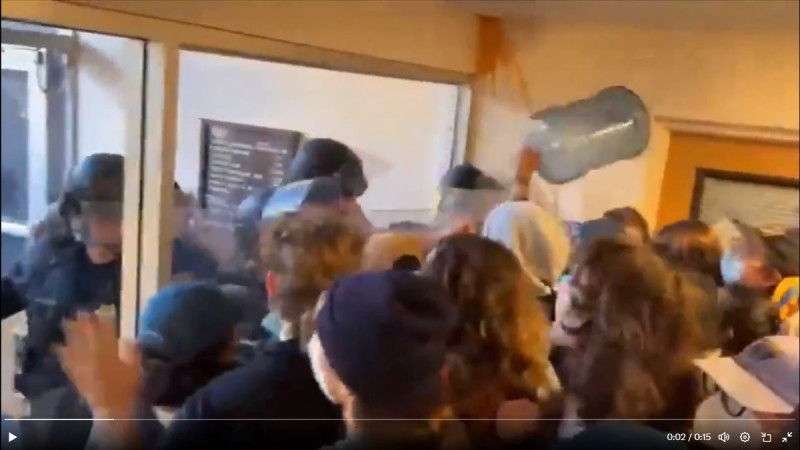 加州理工大學洪堡分校的抗議學生與到場執行驅逐任務的警察爆發肢體衝突，有學生使用桶裝飲水機的水桶攻擊警察。   圖：擷取自 @leige88888 X 分享影片
