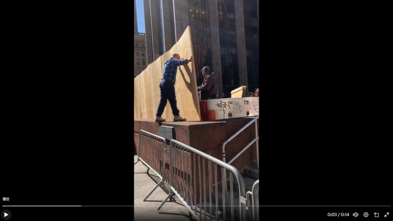 紐約大學在用木板在學生 22 日舉辦抗議活動的地點製作一道牆，減少抗議學生可使用的場地。   圖：擷取自 @ppLLJ85497 X 分享影片