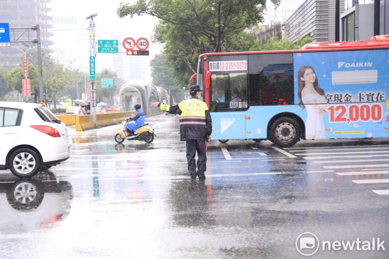 台中市大雨不斷，交通警察加強指揮交通勤務，保障用路人行車安全。   圖：台中市政府/提供