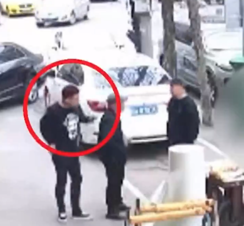 遼寧瀋陽街頭一男子持刀傷人。   圖：翻攝自微博