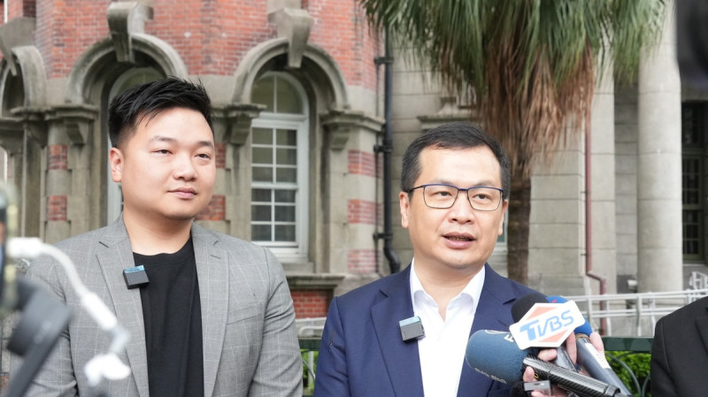 國民黨立委羅智強（圖右）、台北市議員楊植斗（圖左）赴監察院告發準總統賴清德財產申報不實。   圖：羅智強辦公室/提供