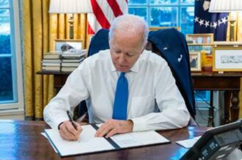 美國總統拜登簽署援外法案，其中包含強制剝離TikTok在美業務。   圖 : 翻攝自白宮網站