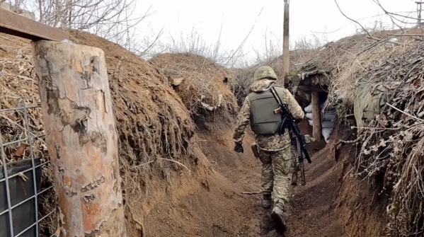 缺糧、缺彈的烏軍堅守戰壕陣地。   圖 : 翻攝自秦蓁