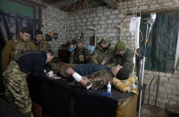 烏軍在野戰醫院治療傷兵。   圖 : 翻攝自秦蓁