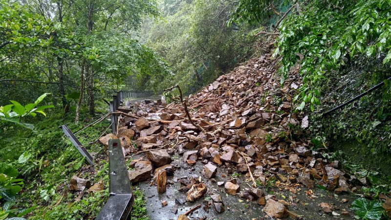 滿月圓國家森林遊樂區健行步道0.5k上邊坡土石崩落。   圖：林業保育署新竹分署／提供