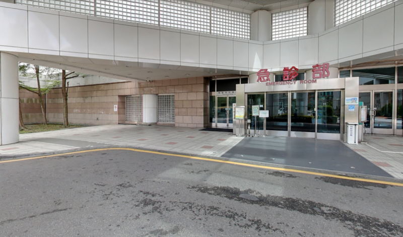 一位67歲的陳姓婦人在台北市內湖區的三軍總醫院急診室外的道路上，被一輛運送砂石的重型車輛碾壓，緊急救治後不幸去世。   圖：翻攝自google map