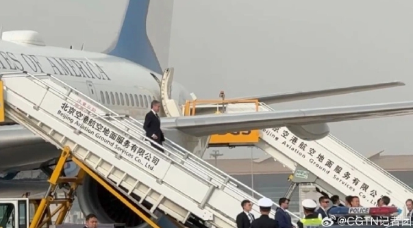 美國國務卿布林肯25日下午抵達北京機場，但沒有紅地毯的歡迎儀式。   圖 : 翻攝自CCTV